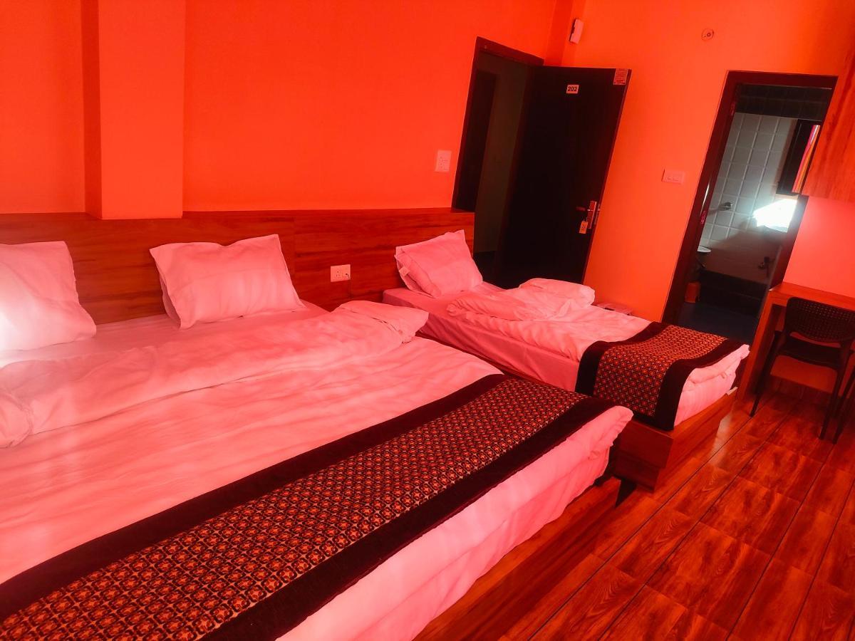Hotel Rishabh And Banquet Hall Pithorāgarh Buitenkant foto