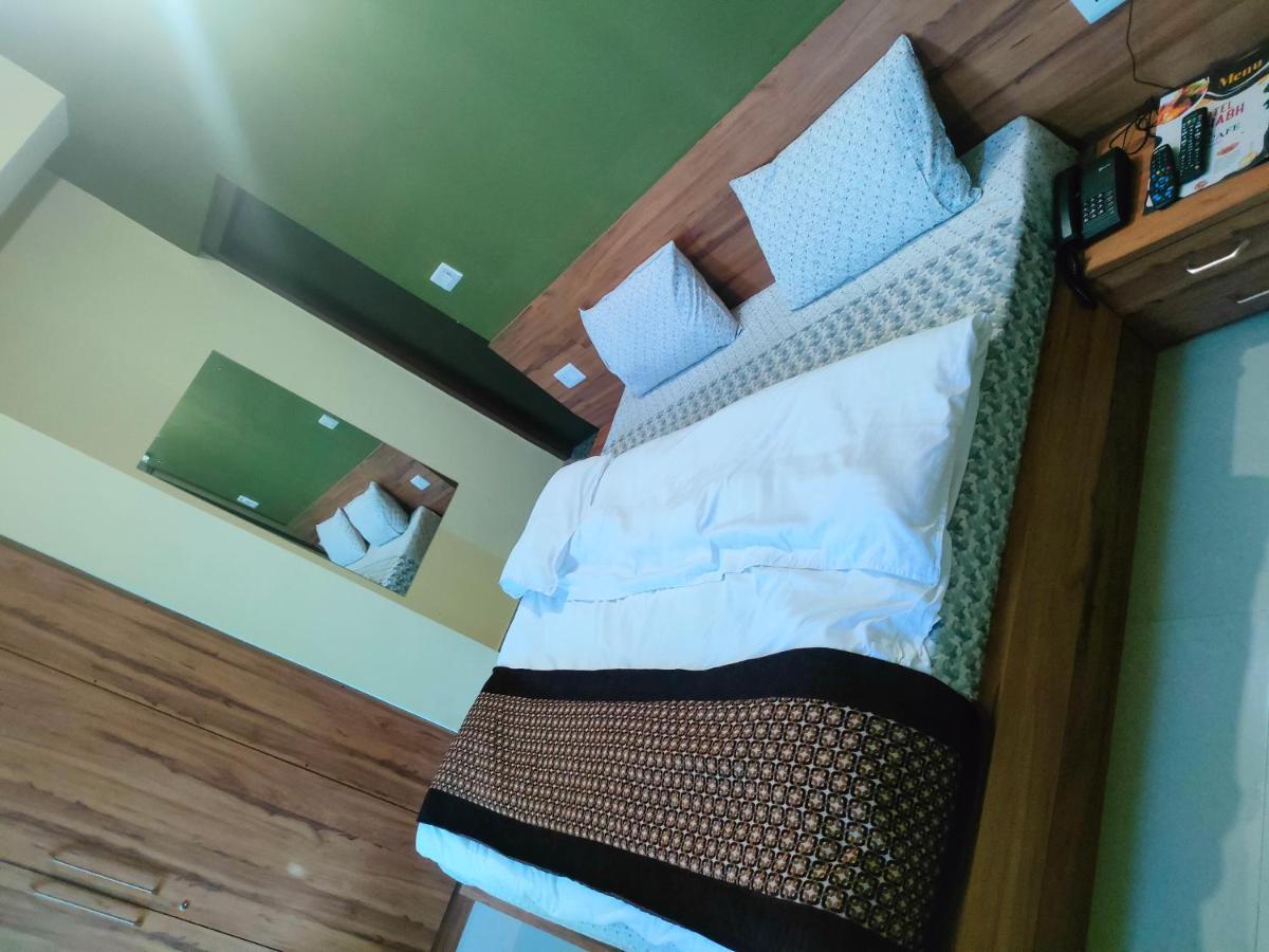 Hotel Rishabh And Banquet Hall Pithorāgarh Buitenkant foto