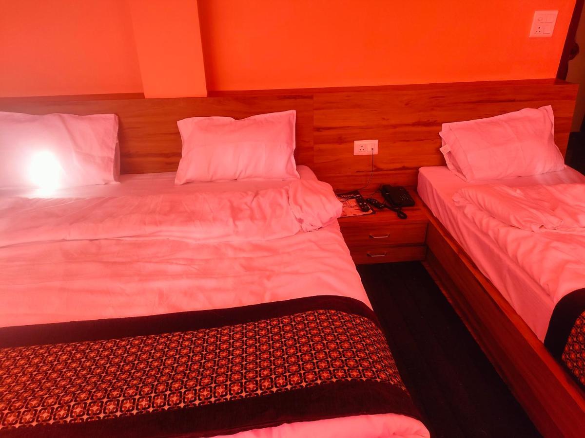 Hotel Rishabh And Banquet Hall Pithorāgarh Buitenkant foto