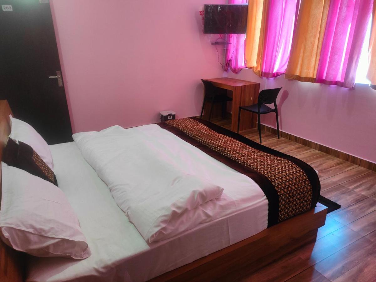 Hotel Rishabh And Banquet Hall Pithorāgarh Buitenkant foto