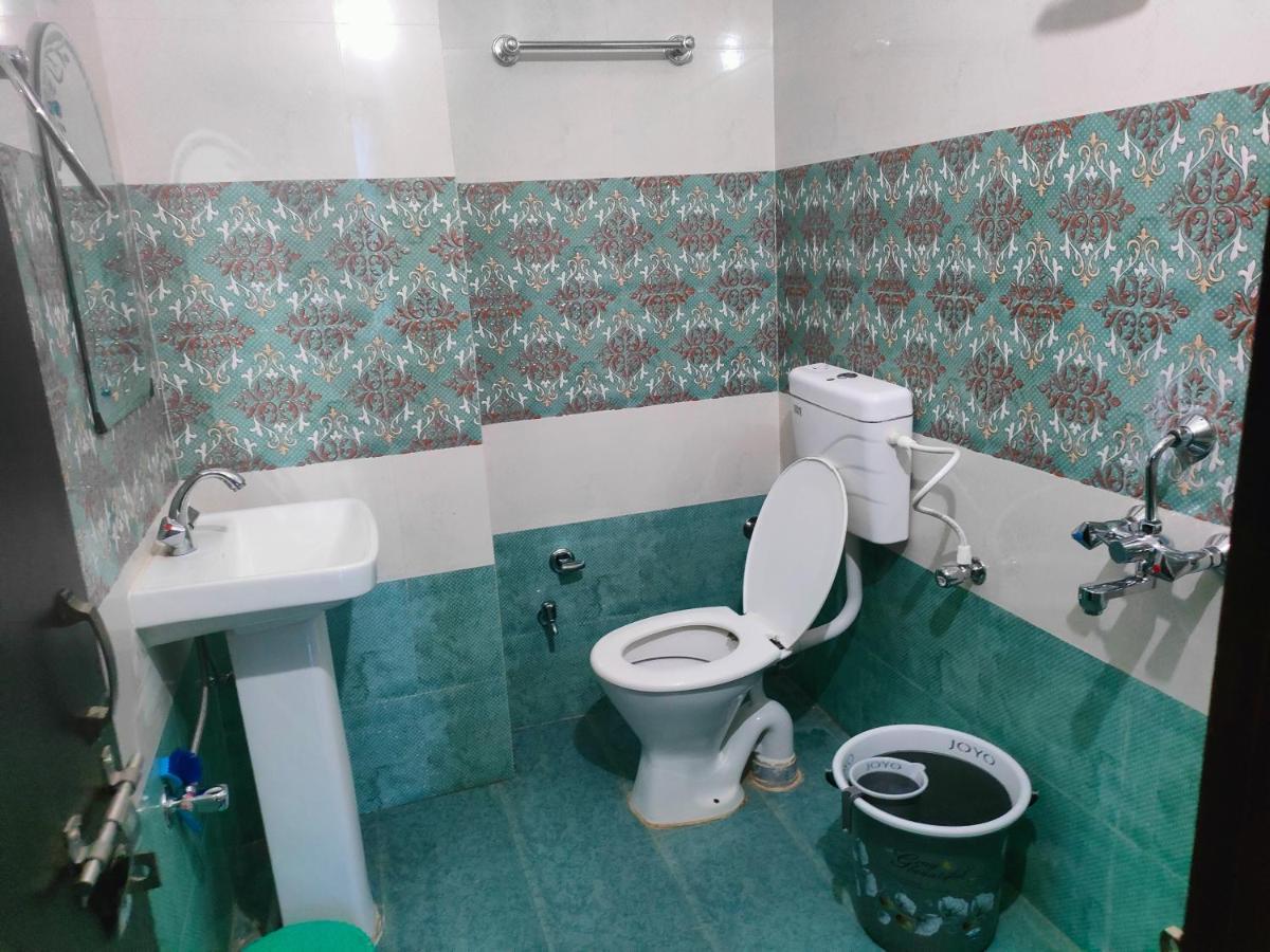 Hotel Rishabh And Banquet Hall Pithorāgarh Buitenkant foto