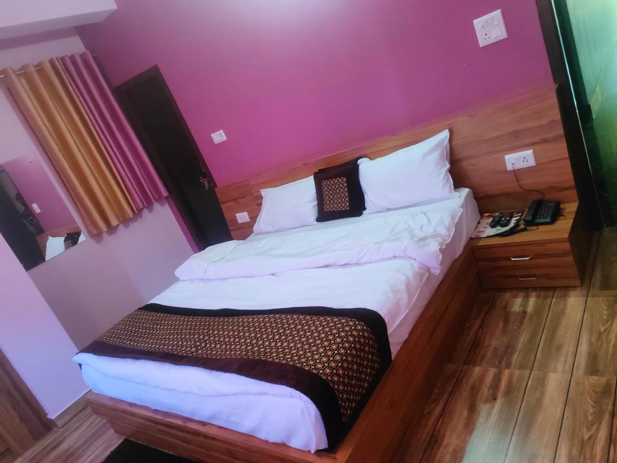 Hotel Rishabh And Banquet Hall Pithorāgarh Buitenkant foto