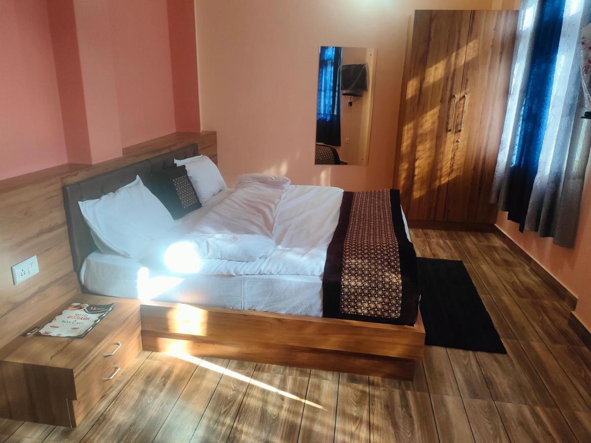 Hotel Rishabh And Banquet Hall Pithorāgarh Buitenkant foto